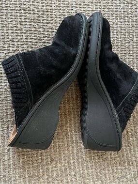UGG Black Suede Wedge Clogs. With Fleece Lining, Knit-Cuffs, and 2.5” heal. Sz 9